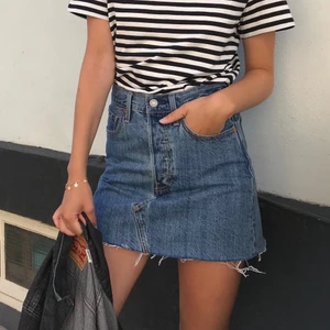 Levi’s jeanskjol - Tidslös levi’s jeanskjol köpt vintage 🌻