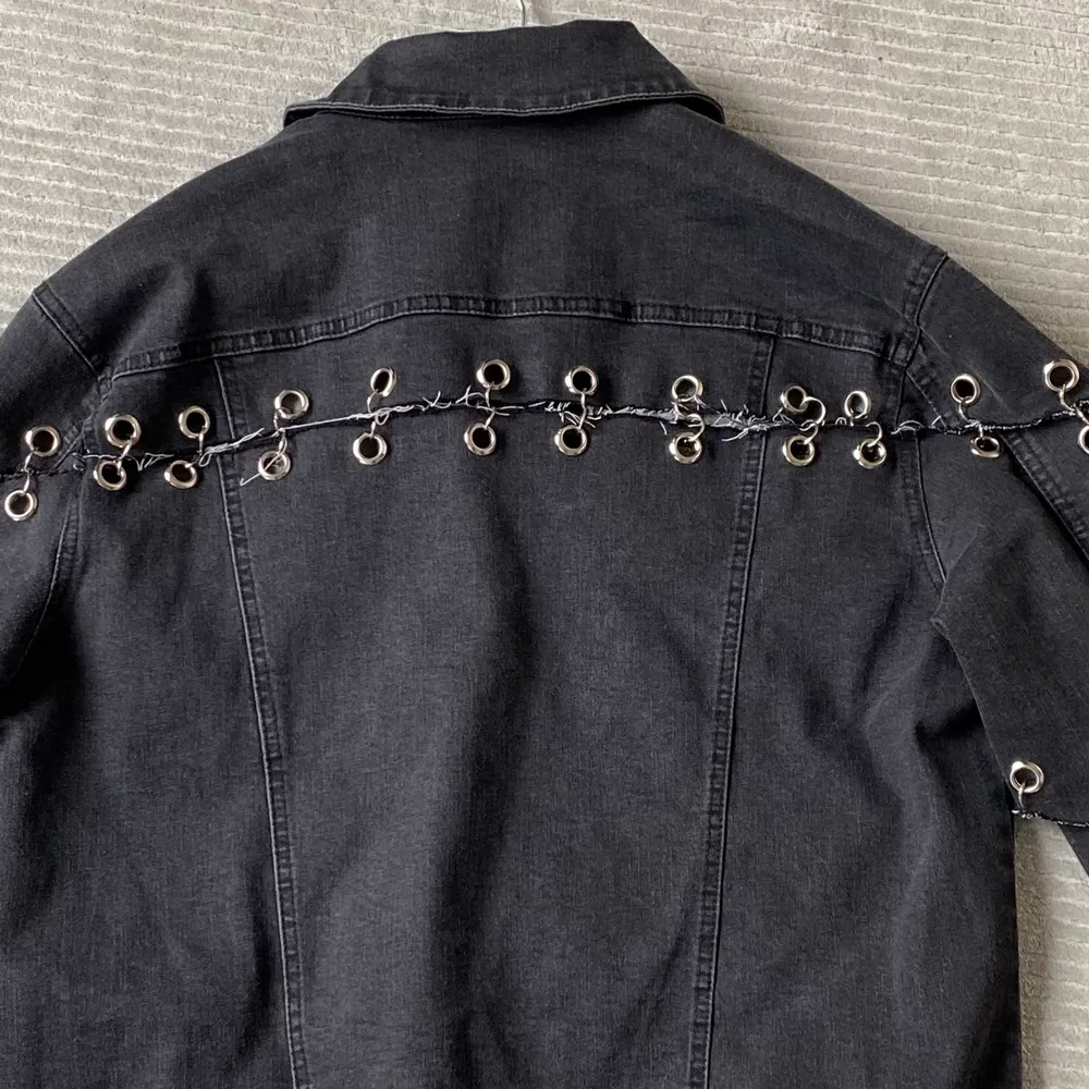 En svart jeansjacka med silver detaljer, har inte använt den mer än 3 gånger Max, den är i jätte bra skick och ser helt ny ut, den har inga fläckar eller liknande! Jackan är köpt i USA, LA. Jackor.