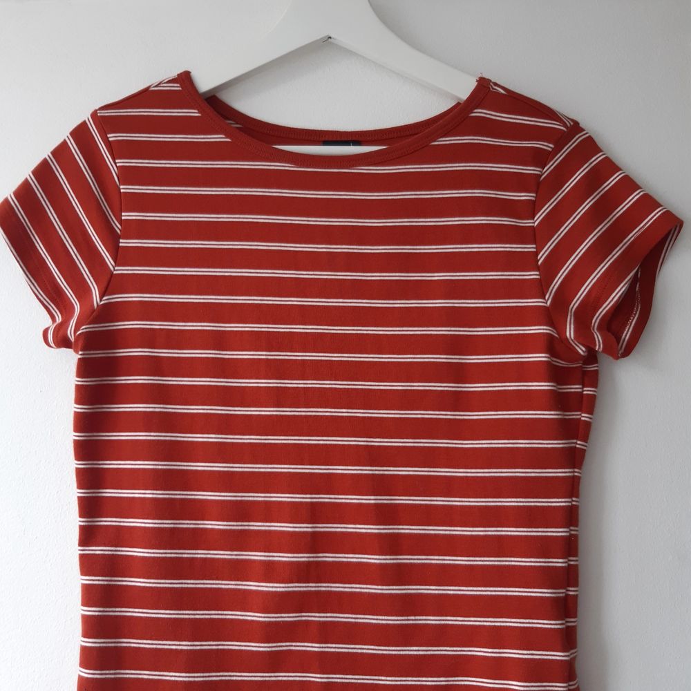 Suupermjuk t-shirt i fin rostorange färg🍊Nyskick, aldrig använd🥳 Storlek L, men passar nog M också! Köparen betalar frakten, skriv för mer info🥰. T-shirts.