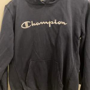 Champion oversized vintage mörkblåa hoodie i storlek S 