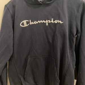 Champion mörkblåa hoodie - Champion oversized vintage mörkblåa hoodie i storlek S 