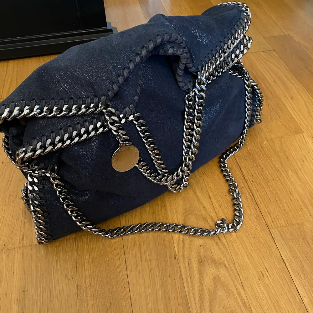 Jag säljer denna marinblåa Stella McCartney väskan som aldrig är använd. Dustbag tillkommer!. Väskor.