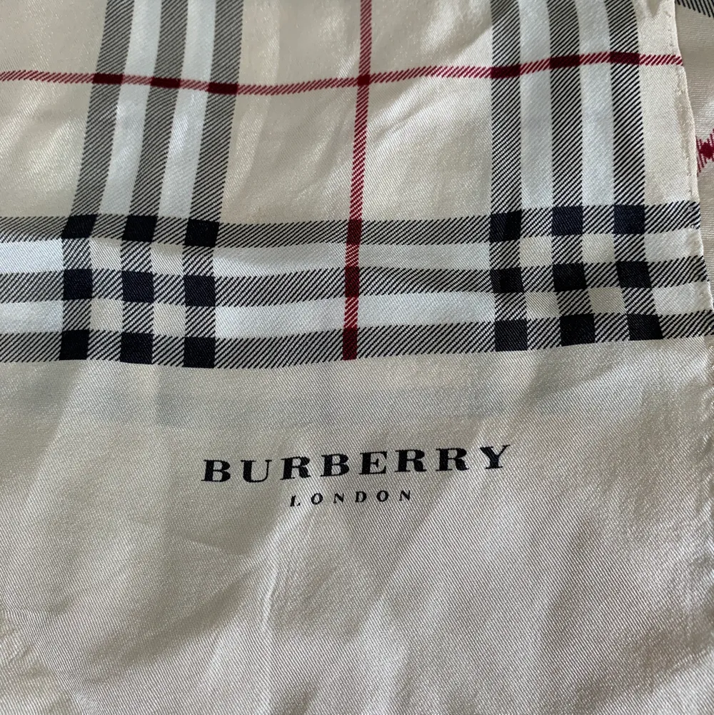 Superfin scarf från burberry köpt för ca 3000💞💞Väldigt bra skick. Övrigt.