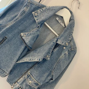 Jacka NAKD - Snyggaste jeansjackan från NAKD. Storlek 34 men passar mig som är S/36 också. Använd en gång så i bra skick!! Frakt ingår 