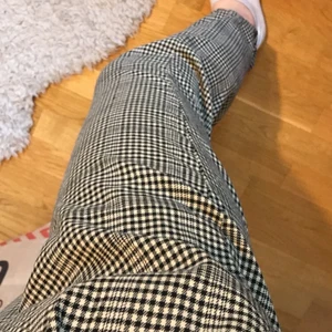 Rutiga kostymbyxor! - Säljer mina rutiga kostymbyxor som är i mycket gott skick då de endast användes 2-3 gånger pga. de är för korta för mig som är 170cm. Har ett elastiskt band i midjan så de formar sig efter kroppen. Skriv för fler bilder. Kan mötas upp i Göteborg, annars frakt 66kr❤️