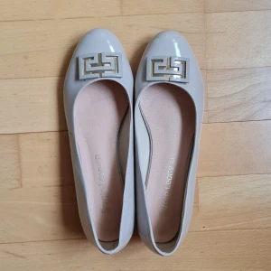 Beige ballerina heels - Beige bellerina shoes with leather insole. Almost never used, look like new! 😊 Very comfortable with 3 cm heel. In reality they look less grey and more beige. Universal color goes with any outfit 😄