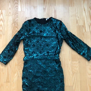 Festklänning  - Säljer min superfina smaragdgröna paljettklänning från Nelly i storlek 36 💚💚Använd en gång. Bandet i midjan går att ta bort väldigt lätt 