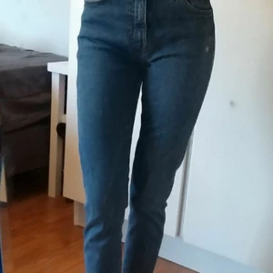 WEEKDAY w25 - Säljer dessa byxor eftersom dom blivit för korta i benen på mig som är c175. För övrigt väldigt bekväma och skicket är perfekt. Skulle säga att storleken motsvarar 34/36