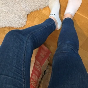Mörkblå skinny jeans! - Mörkblå jeans från gina tricot i modellen Molly. Färgen är som på första bilden och passform som resterande bilder som tyvärr togs i dåligt ljus. Jättefina och bra kvalité då passformen fortfarande är jättebra och man behöver ej ha bälte. Skriv för fler bilder. Kan mötas upp i Göteborg, annars frakt 66kr.