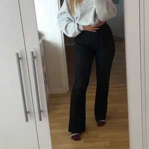 Svarta utsvängda byxor - Jättesköna utsvängda byxor i ett slags ribbat material, perfekta till sommaren🙌🏻 Stretchiga så de passar M också! Endast testade💖