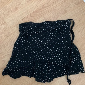 Zara shorts strl 36  - Snygga shorts med dragkedja på sidan, storlek 36 :) 