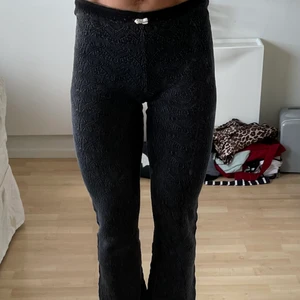 Odd Molly byxor i spets/tyg i stl 1 - Jättefina Odd Molly byxor i stl 1. De är mörkgrå och svinsnygga. Nya köptes de för 1099:-, nu säljer jag dem för 300:-. 