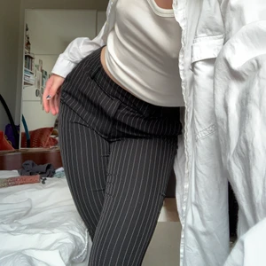 Kostymbyxor  - Sjuuukt snygga kostymbyxor som lagts ner hos skräddare men tyvärr ändå är för korta för mig som 172cm.. aldrig använda och i mycket fint skick! Köptes för 500kr. Ganska stretchiga så skulle passa xs-m, sådär ser du ut på mig som vanligtvis är mellan xs/s. Köparen står för frakt☺️