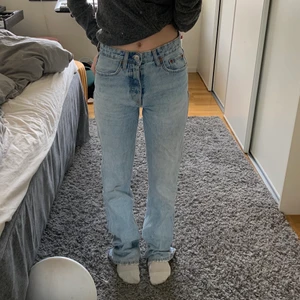 Trendiga jeans - Så snygga och populära jeans från zara! Säljer då de knappt kommit till användning