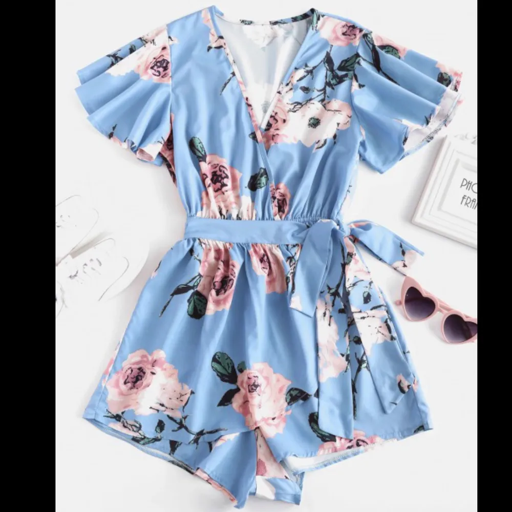 Superfin babyblå jumpsuit som tyvärr inte kommer till användning. Perfekt nu inför sommaren. Skriv för fler bilder☺️ 🌸köpare står för frakt🌸. Klänningar.