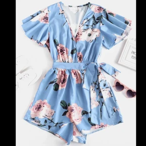 Jumpsuit  - Superfin babyblå jumpsuit som tyvärr inte kommer till användning. Perfekt nu inför sommaren. Skriv för fler bilder☺️ 🌸köpare står för frakt🌸