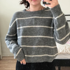 stickad tröja - jättemysig stickad tröja från h&m. blivit lite fluffig i tyget men inget som märks av! 😊 lappen är avklippt då den kliade när jag hade på den lol