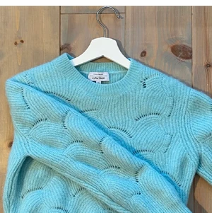 Stickad tröja - Säljer denna tröja som är knappt använd i storlek S, den är från & Other stories💕Tröjan är mycket ljusare och glansigare i verkligheten, skriv för mer bilder💕