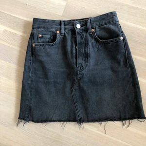 Jeanskjol - Mörkgrå jeanskjol med slitningar från H&M. Bara använd under en sommar, säljer då den är för liten.