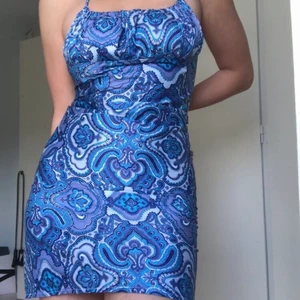 Så najs klänning! - Så snygg klänning jag sytt själv i ett så ballt psykedeliskt 60-70-talstyg!💓💓 Försluts med knytning i nacken och dragkedja i ryggen❤️ Lite liten på mig som är en 38 då jag inte får över den helt över höfterna (klänningen blir alltså något längre på någon mindre) och inte kan försluta dragkedjan helt i ryggen! Passar nog bäst på en 34-36!🥰 Färgen gör sig inte riktigt rättvisa på bild!