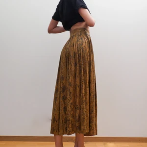 Ormskinn kjol - Plisserad kjol i imiterat ormskinn. Denna är verkligen så så fin med en så fin och elegant passform. Supersnygg med boots! Det tog i att göra mig av med denna, med det är dags att någon annan får njuta av den. Insidan är så skön, känns som mocka initiering!