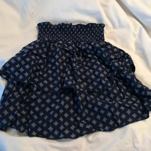 Volangkjol - Säljer min trendiga volangkjol från hm, superfin till sommaren. Jättefint skick använd ca 5 gånger💗 köparen står för frakten. 