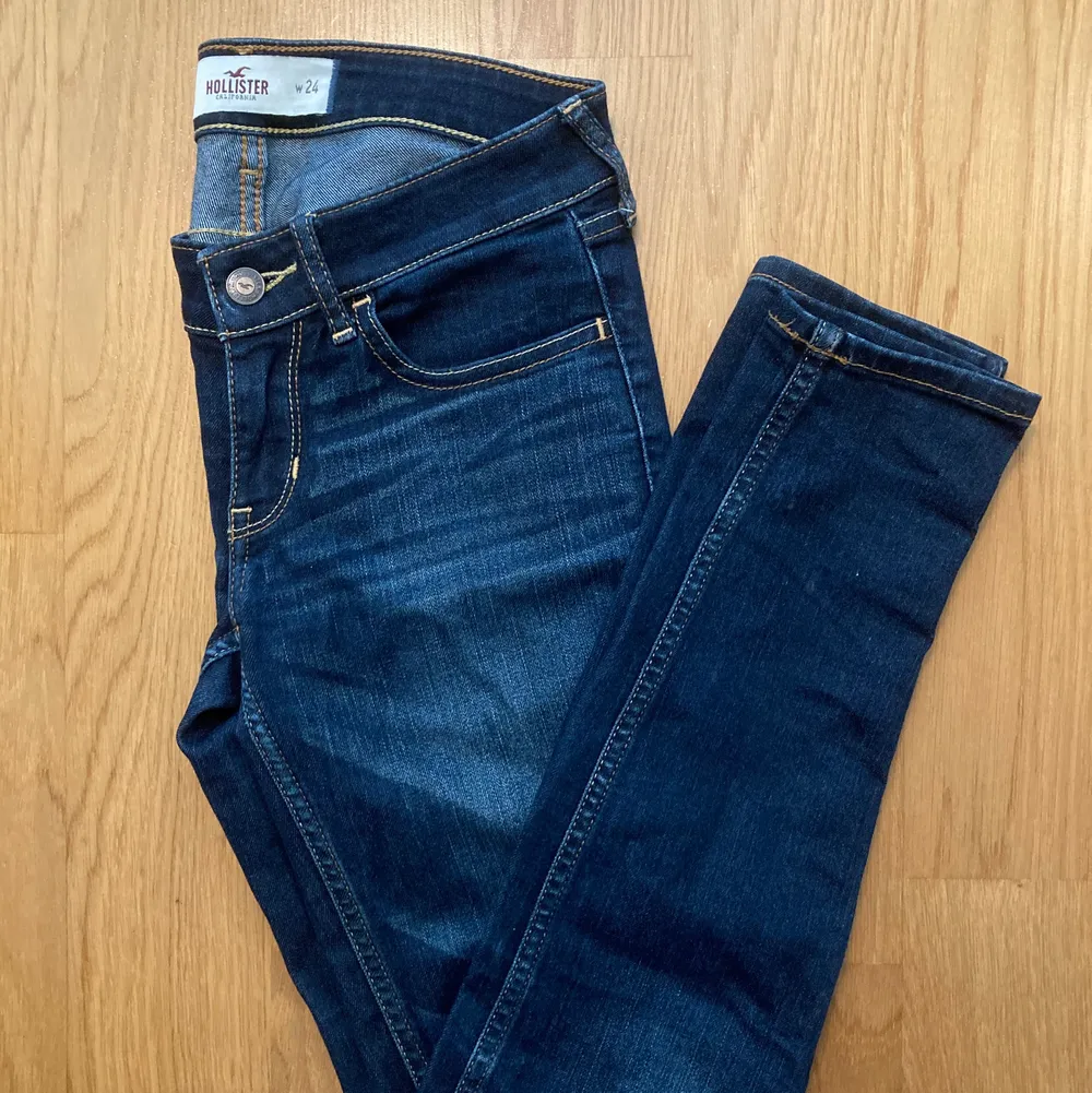 Mörkblå lågmidjade jeans från hollister. Köptes begagnade men är i fint skick. Sälj på grund av att jag växt ur dem. W: 24 och skulle säga L:29. Står storlek 0 i dem. Kan använda ett annat fraktalternativ om det efterfrågas. . Jeans & Byxor.