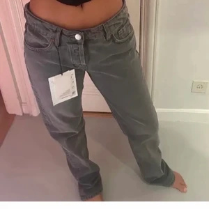 Zara jeans - Funderar på att sälja mina lågmidjade zara jeans. Knappt använda av mig, bra skick o felfria. Säljer endast vid bra bud. (första bilden lånad förutom de sista) skriv för fler bilder ❤️🥰  (de kan ha blivit lite ljusare i tvätten, osäker) bud: 560