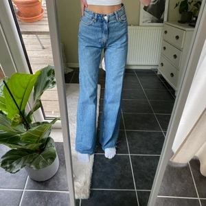 Storlek 24 - Blå jeans från monki i storlek 24💓 frakten kostar 66kr