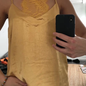 Co’couture sidenlinne med spetsdetalj  - Jättefint och bekvämt sidenlinne med spetsdetalj vid halsen som man kan välja om man vill ha på eller inte! Köpt för 400 kr i butik. Passar både storlek M och S