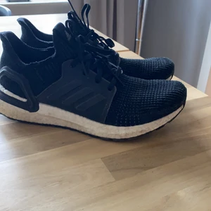 Adidas ultra boost 19 - Säljer ett par ultra boost i bra skick som ej använts så mycket. Dom är i storlek 43 1/3. Dom är lite skitiga på bilderna men rengör dom självklart. Orginaltrogen priset på dessa ligger runt 1600kr
