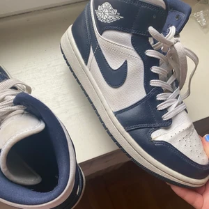 Nike air jordan 1 mid - Nike air Jordan 1 mid skor i färgen obsidian (vit & mörkblå). Köpta här på Plick, men kommer ursprungligen ifrån Goat. Använt skick, men går självklart att fixa till. Säljer då de inte kommer till användning. Storlek 41 men små i storleken så passar 39/40.
