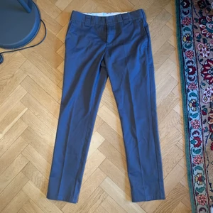 Dickies Chinos 31/32 - Gråa chinos från Dickies med pressveck 