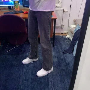 Jeans från Zara - Ett par damjeans från Zara som jag diggade väldigt mycket då det är en loose och fin fit! Dom är högmidjade men det påverkar inte så mycket enligt mig! Jag är 195