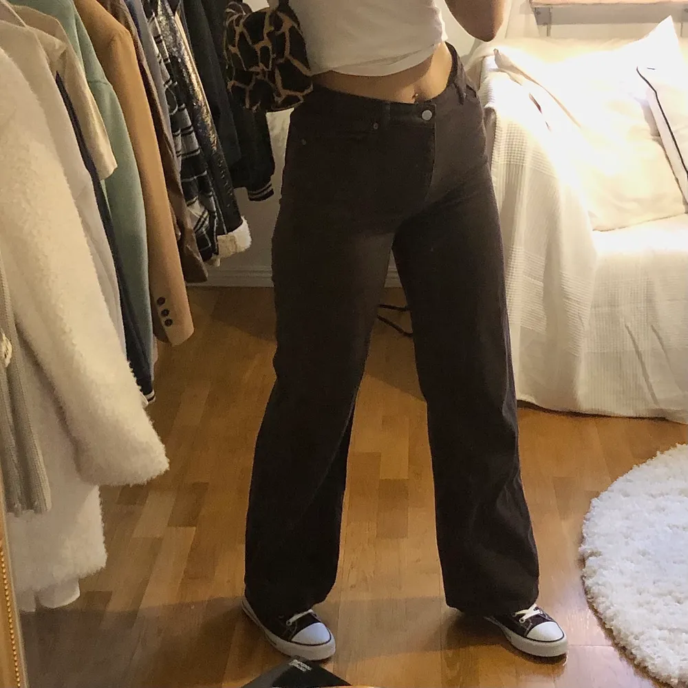 Bruna jeans från Monki i modellen Yoko i gott skick! Jag är 1,70cm. Frakt tillkommer och betalningen sker via Swish!. Jeans & Byxor.