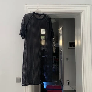 Nätklänning från Monki - Snygg nätklänning från Monki i strl S. Oversize. 