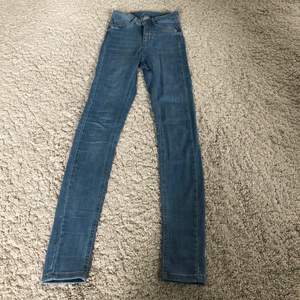 Ljusblåa tajta jeans i bra skick🤩 köparen står för frakt