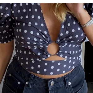 Blå topp - En sjukt fin topp från Frida Tordhags kollektion i storlek M. Säljer då den inte riktigt passade mig. DEN ÄR INTE SÅLD, RÅKADE STARTA EN BUDGIVNING AV MISSAG. Skriv precis för info