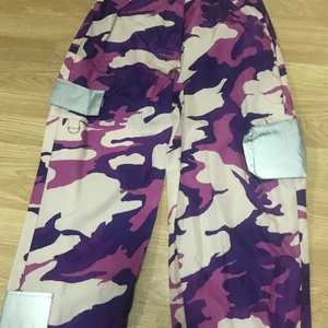 Lila cargo byxor - Lila cargo byxor med reflex partier. Drawstrings vid anklarna som antingen kan bäras åtdragna eller lösa