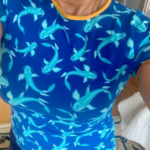 Fisk tshirt  - Säljer en jättegulligt fisk tshirt st 152, men passar st xs S eller m , tyg är superstretch.hämta i Göteborg (41464) eller jag kan skicka 
