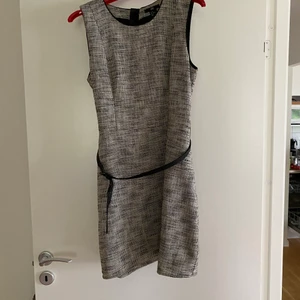 Klänning H&M stl.40 - Dressad kontorslösningar stl.40. Jag är 169 cm lång och den slutar ca. 15 cm över knät. Skärpet som hör till är trasigt, följer med på köpet. 