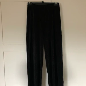 Plisserade byxor  - Plisserade byxor från Gina Tricot i strl S. 