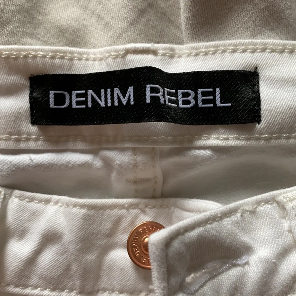 Skit snygga vita jeans som aldrig är använda, från Demin Rebel. Jeans & Byxor.