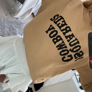 Dsquared2 sweathshirt - Dsquared2 cowboy sweathshirt som knappt är använd och är i superfint skick! Helt slutsåld överallt och går inte att få tag på längre. Nypris 3160kr. 
