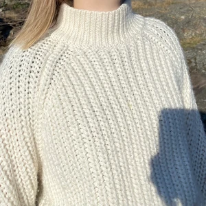 Mysig tröja - Så fin stickad tröja nu till sommarkvällarna i naturlig färg💜💜skriv för fler bilder