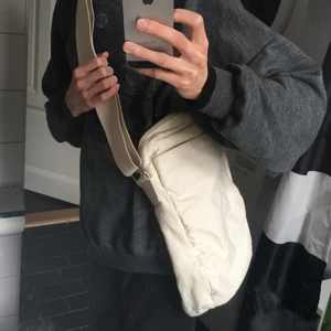 Axelremsväska - Snygg benvit axelremsväska! (Har ett stort fack med dragkedja samt innerfack inuti, + en ”ytterficka” på utsidan). Mått: ca 36x23 cm.