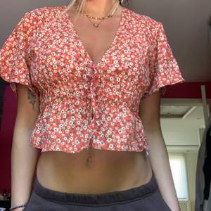 Söt blommig crop top!! Från pull & bear i storlek xs/34. Superbra skick