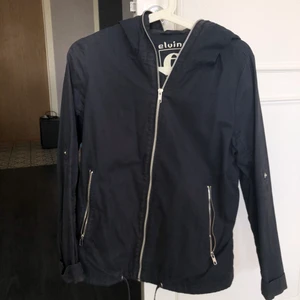 Jacka - Jacka med resår i midjan vilket ger en fin form. Använt skick