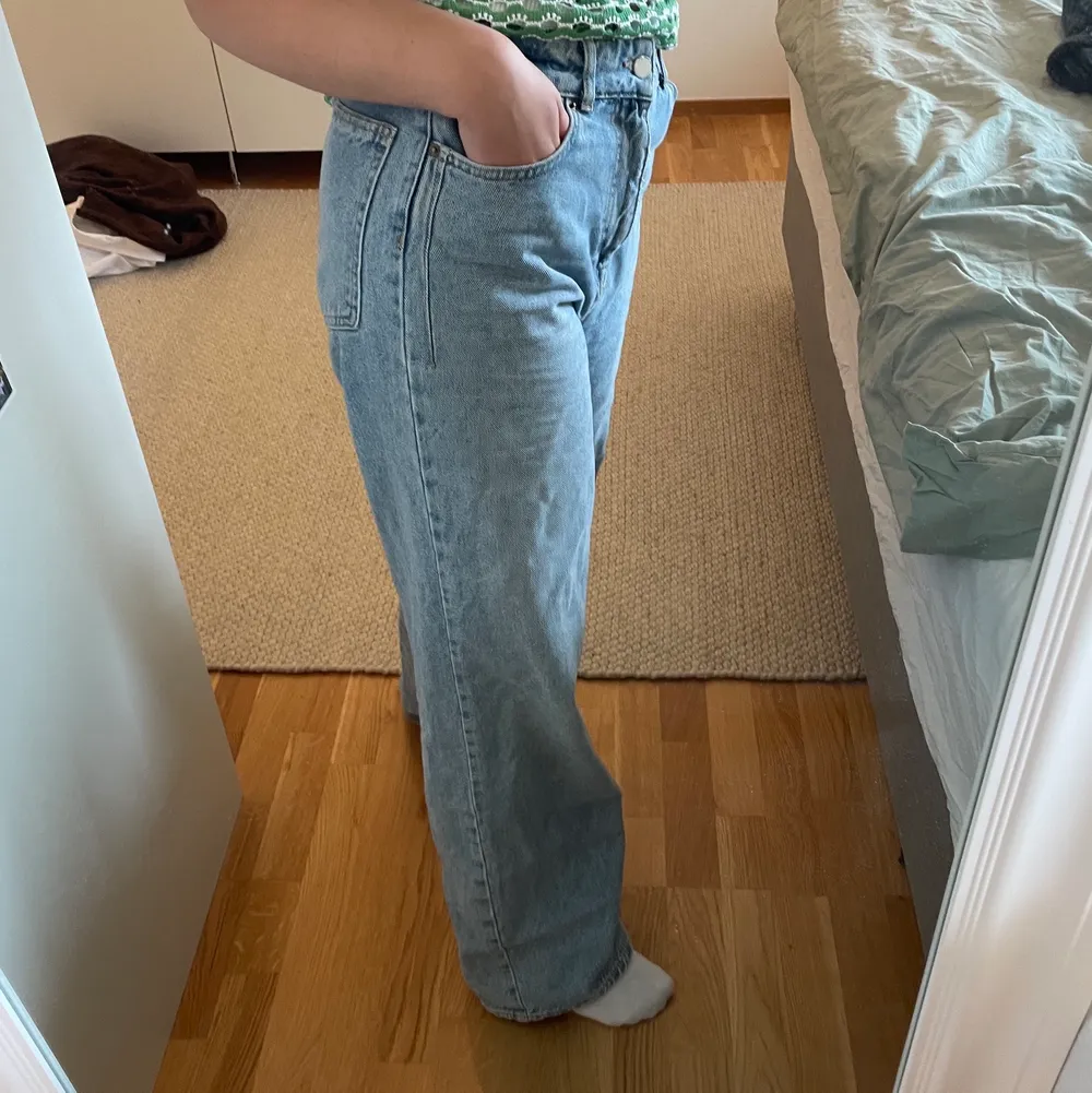 Säljer dessa superfina och sköna jeans från zara i storlek 40🥰 köparen står för frakten💘 hör av er vid frågor!. Jeans & Byxor.