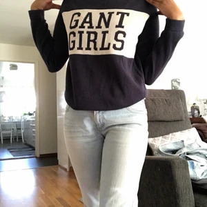 GANT tröja, 158-164🥰 - Säljer denna mörk blåa tröjan som sitter perfekt för ”S”💕